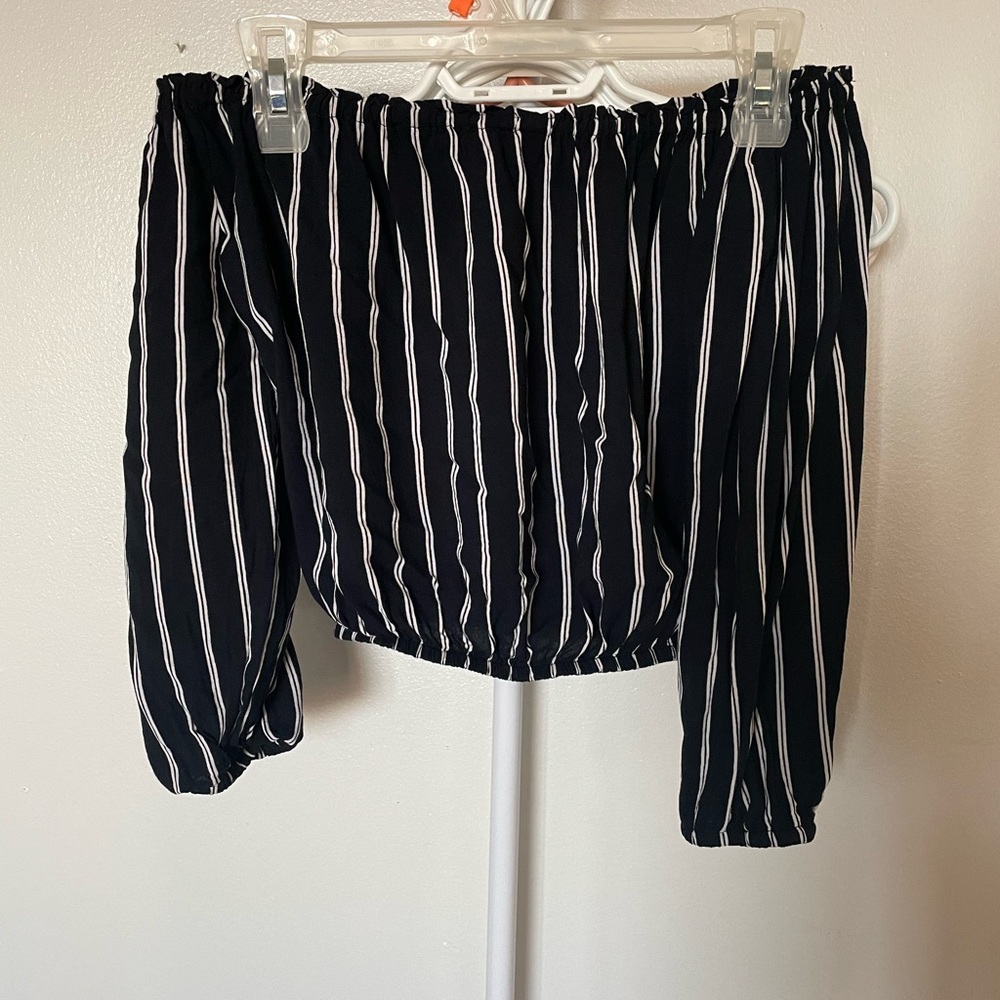 Brandy Melville- Off Shoulder Crop Top